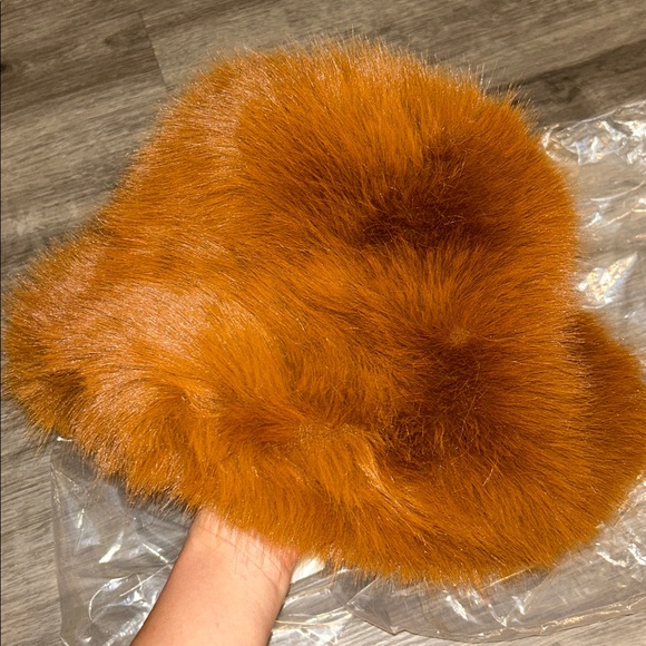 Jocelyn Faux Fur oversized Bucket Hat - Picture 6 of 9